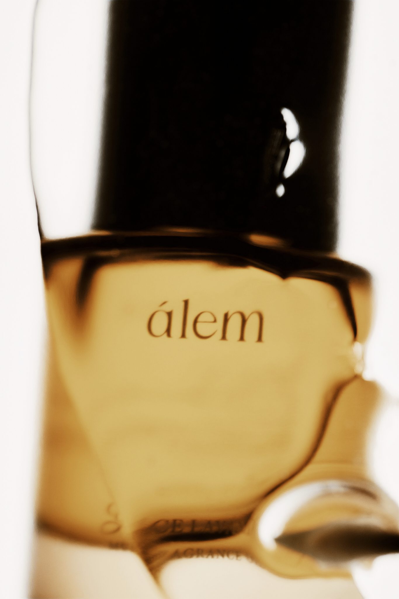 álem マルチフレグランスオイルのボトル。琥珀色のオイルに光が透ける