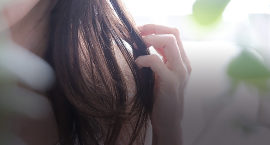 髪を触る女性の写真