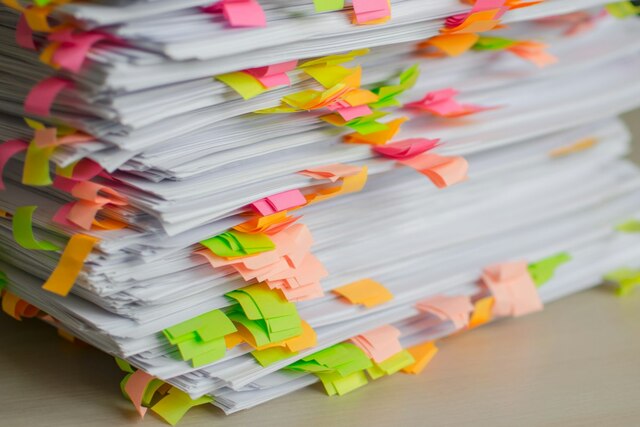 ふせんを貼った書類の束