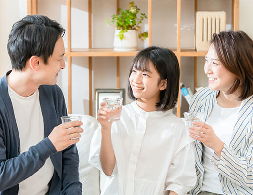 家族でLB-シリカウォーター-を飲む写真