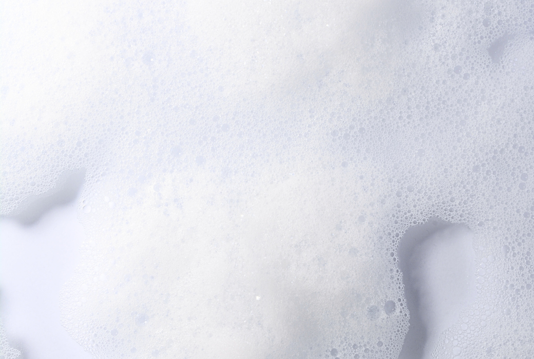 トリマーがawamizで犬を洗っている様子