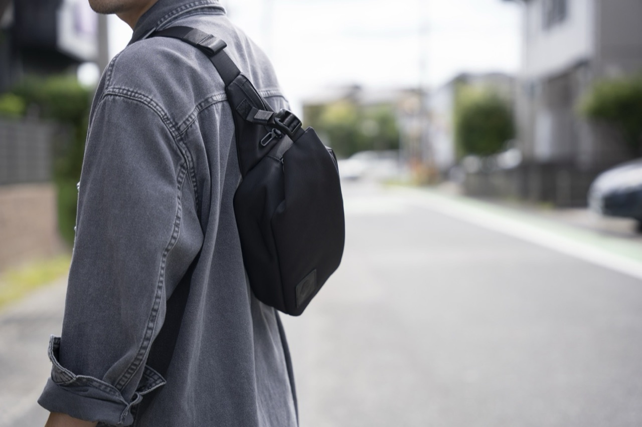 BLACKを身体に沿わせて歩く着用イメージ