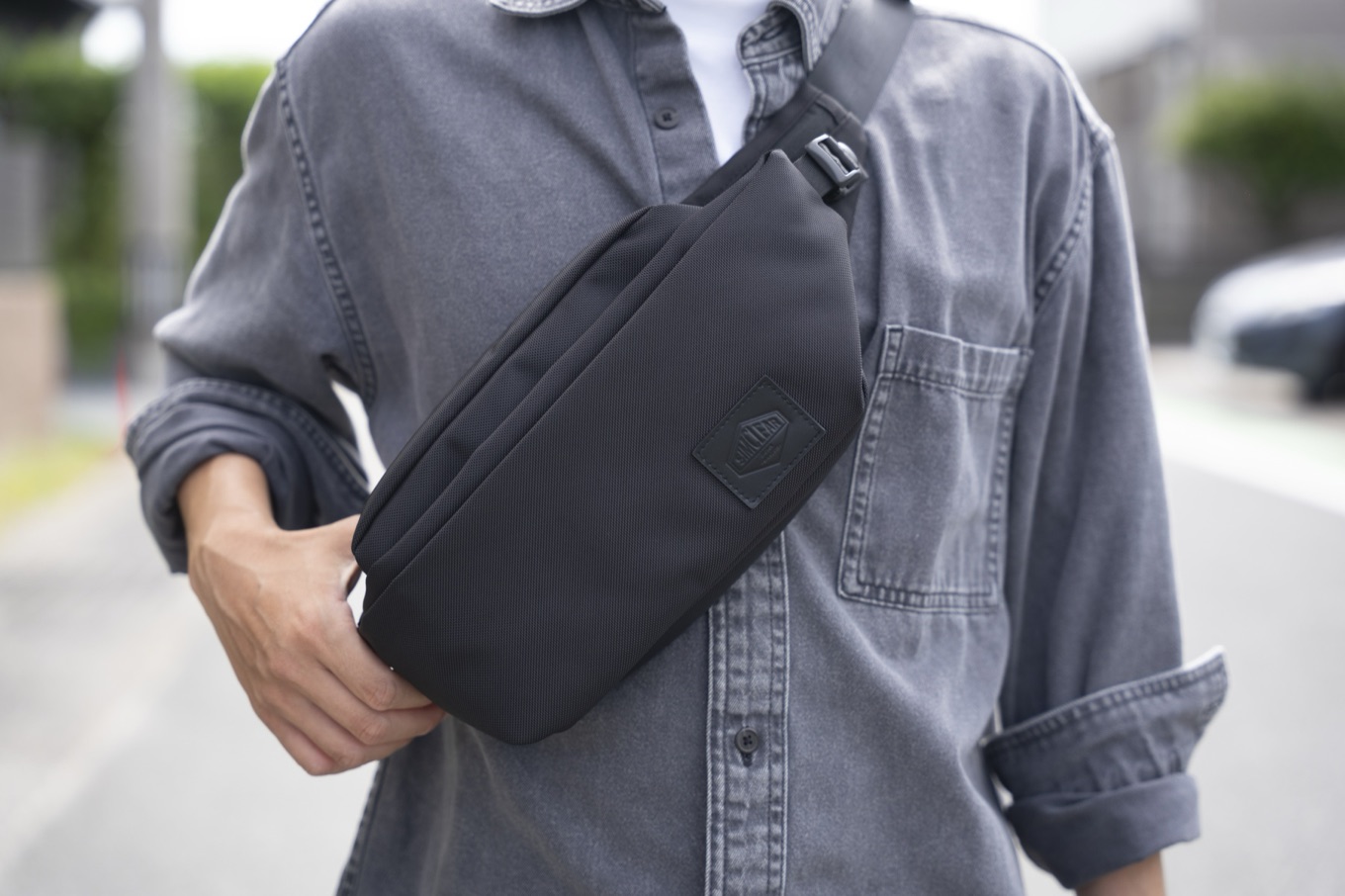 BLACKを斜め掛けにした着用イメージ