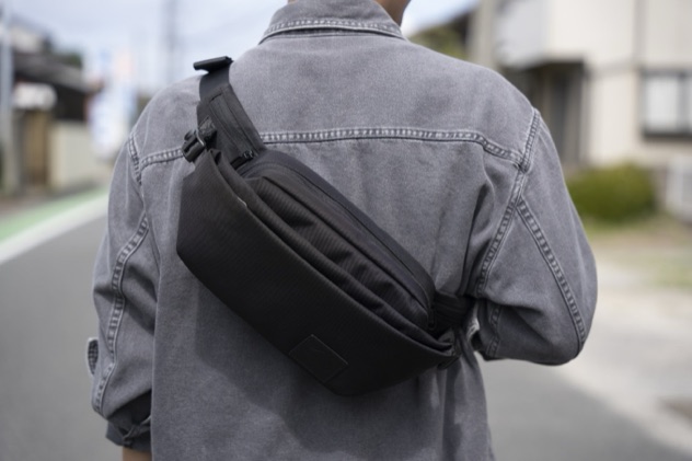 BLACKを斜め掛けにした背面の着用イメージ