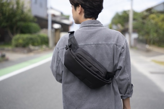 BLACKを斜め掛けにして歩く着用イメージ
