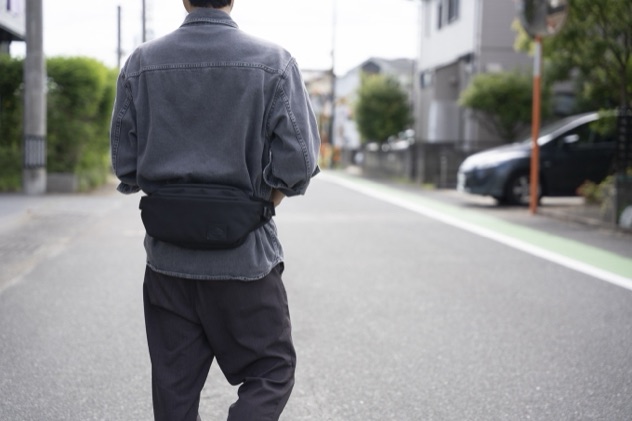 BLACKを腰まわりに着けて歩く着用イメージ