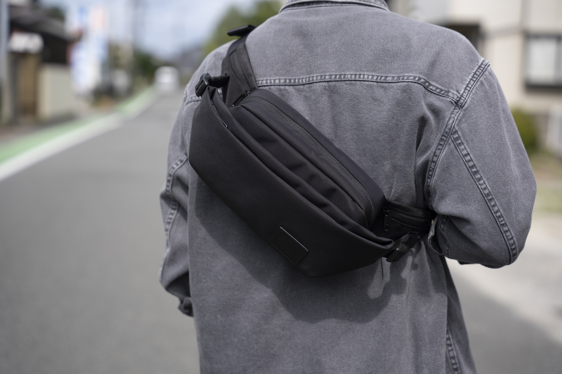 CROSSを斜め掛けにした背面からの着用イメージ