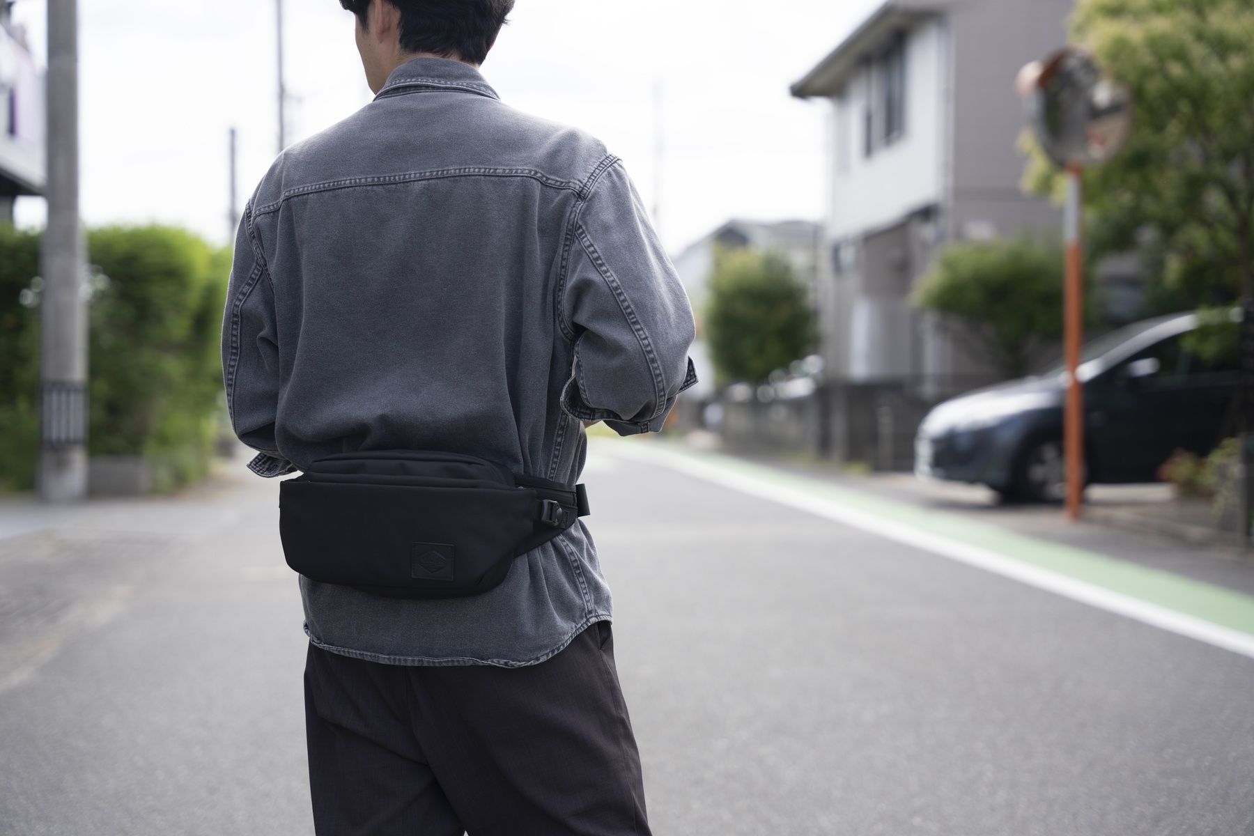 BLACKを腰まわりに着けて歩く背面からの着用イメージ