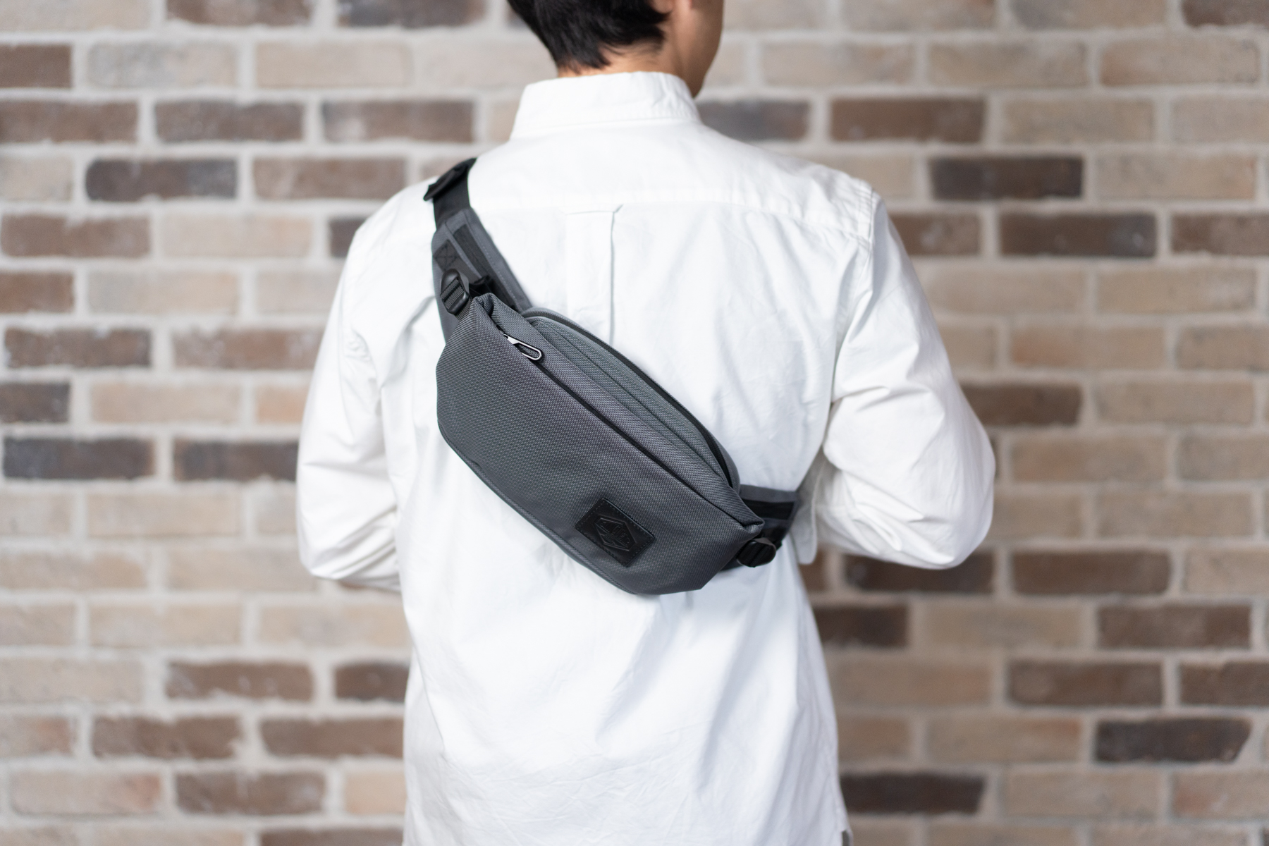 RUNNERを斜め掛けにした背面からの着用イメージ