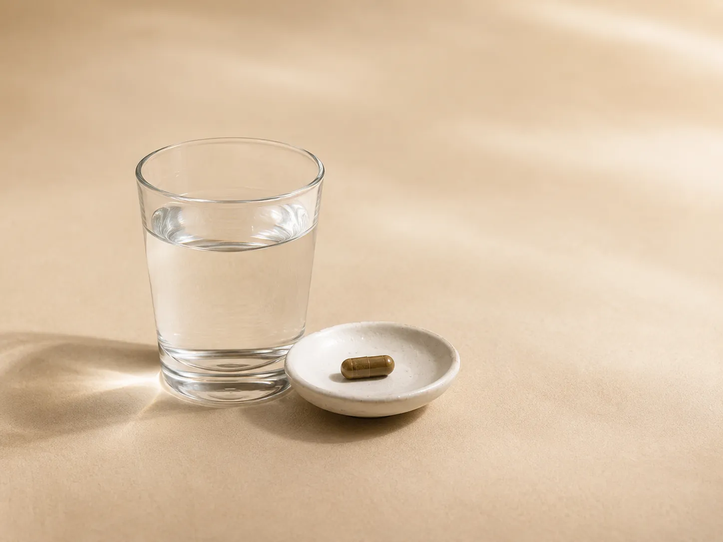 水とカプセルを置いた1ヶ月習慣のイメージ