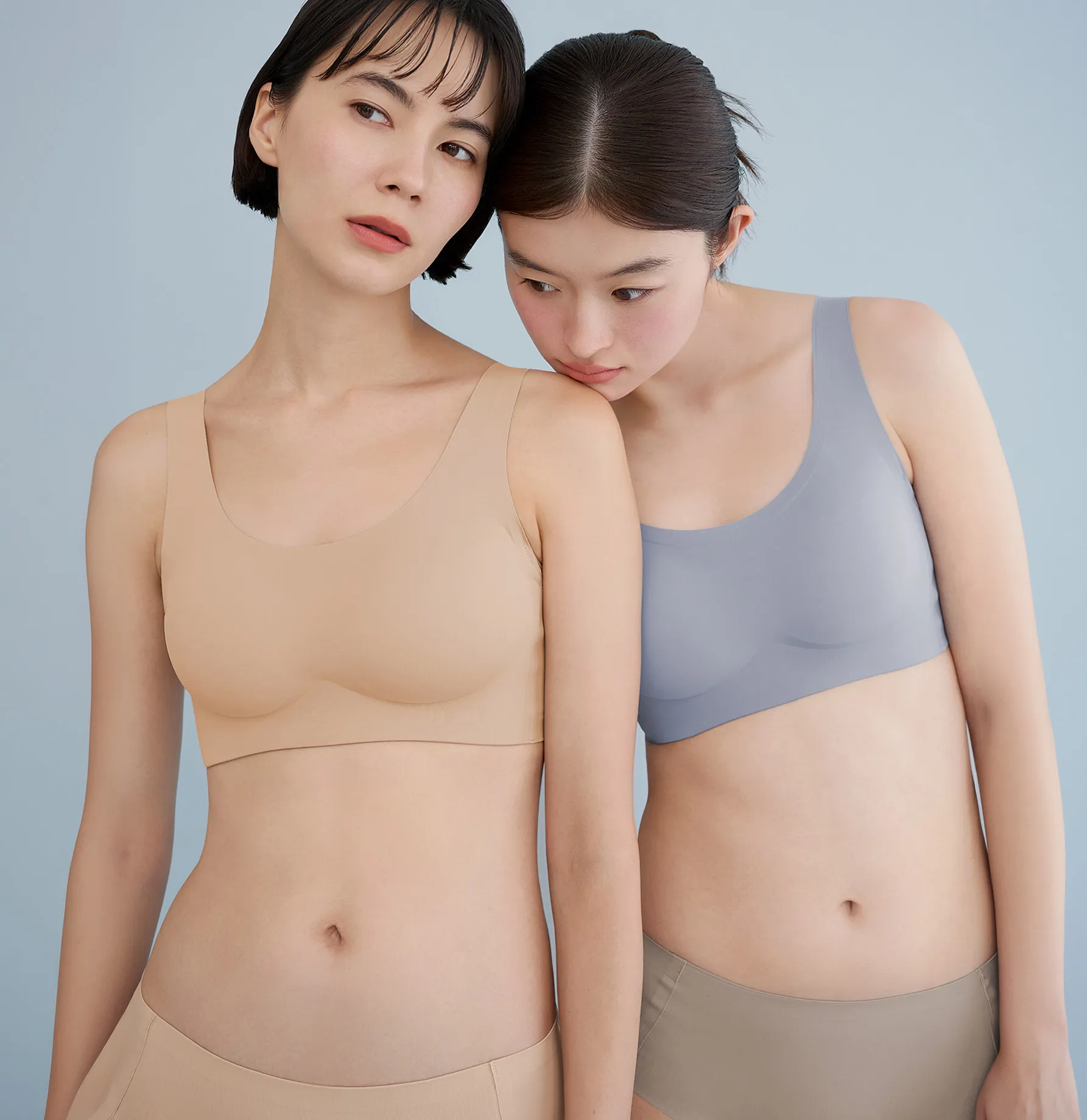 BAMBI WATER スタイルナイトブラ シームレスを着用したモデル