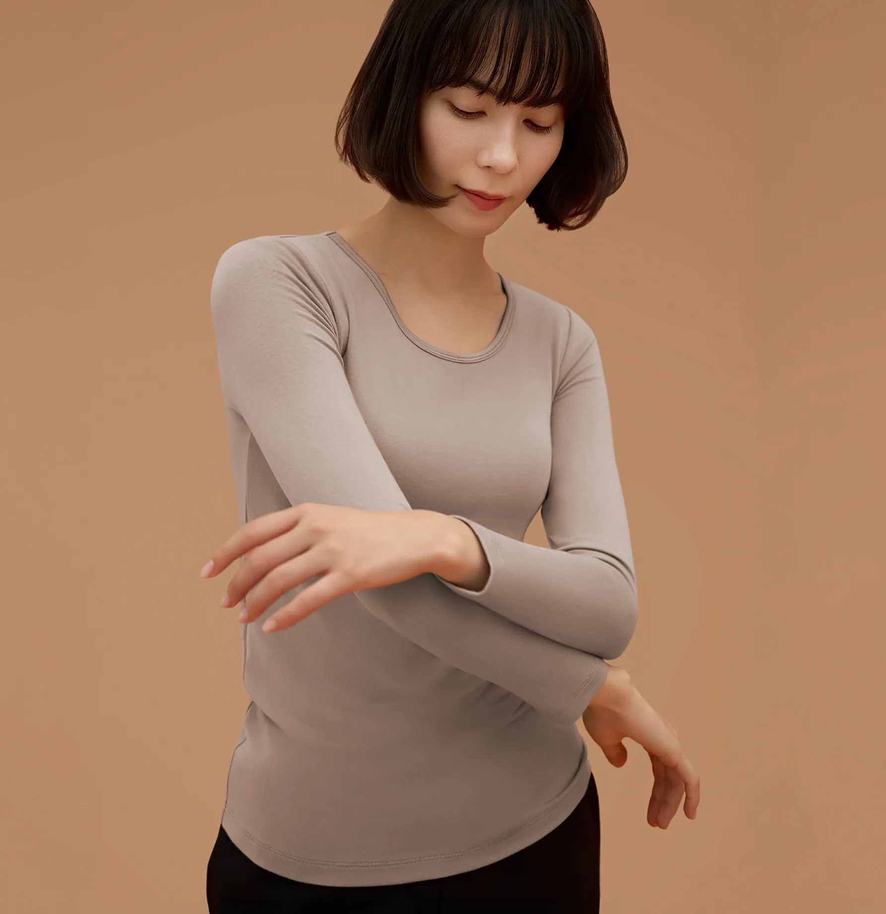 BAMBI WATER ブラ イン ヒート インナー クルーネック ロングを着用したモデル