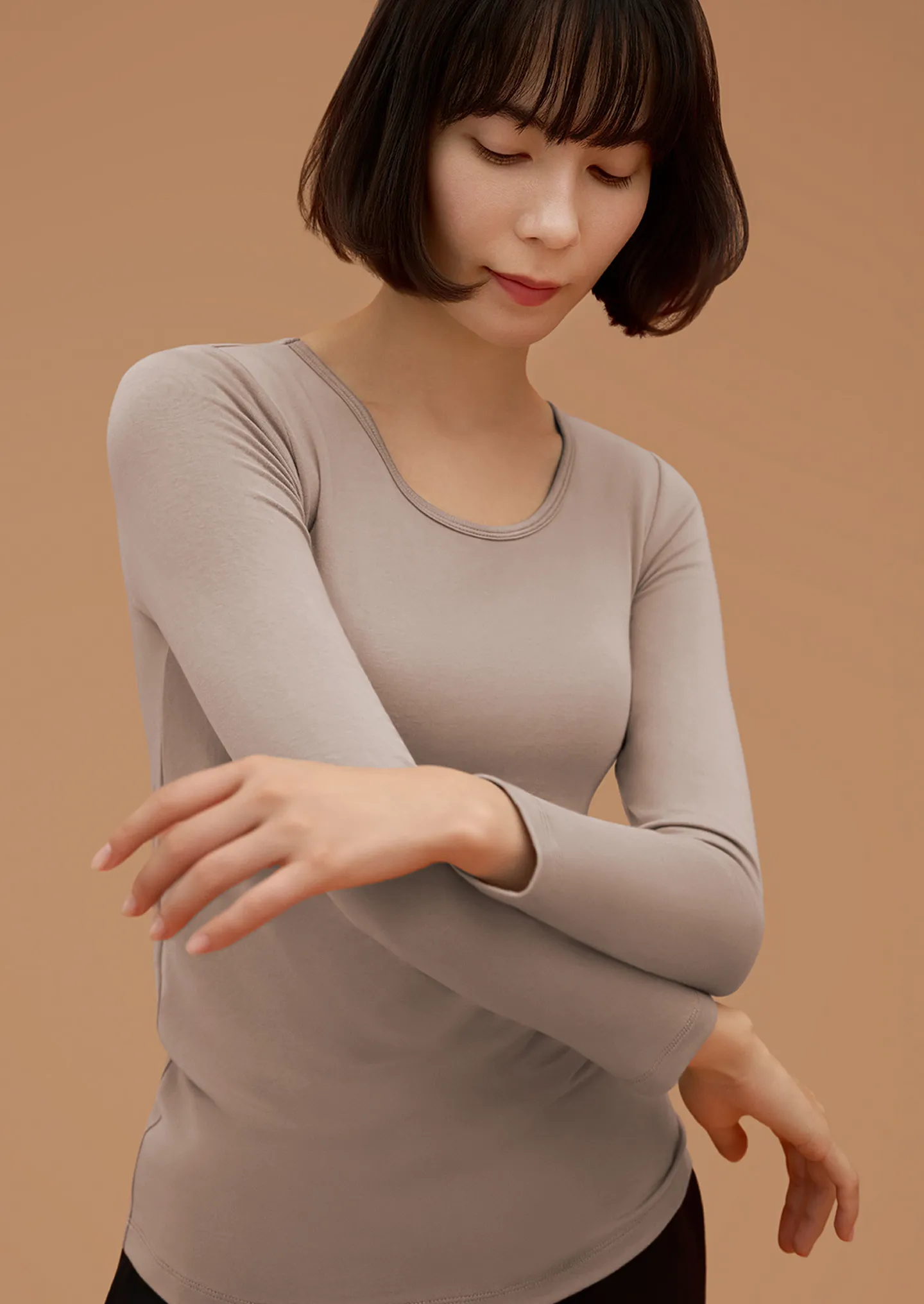 BAMBI WATER ブラ イン ヒート インナー クルーネック ロングを着用したモデル