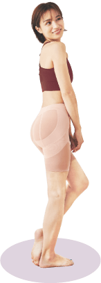 ヒップリフトガードルを着用し、片膝を曲げて立っている女性モデルの切り抜き写真