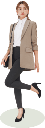 着圧レギパンを着用し、片足を上げて立っている女性モデルの切り抜き写真