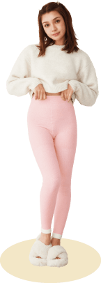 もこもこ着圧レギンスを着用して立っている女性モデルの写真