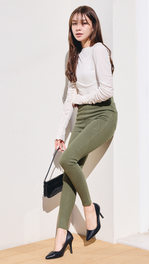 着圧ツイルパンツとロングコートのコーディネート例