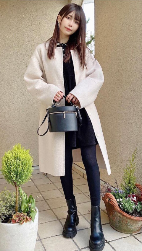 プレーン着圧レギンスとロングコートのコーディネート例