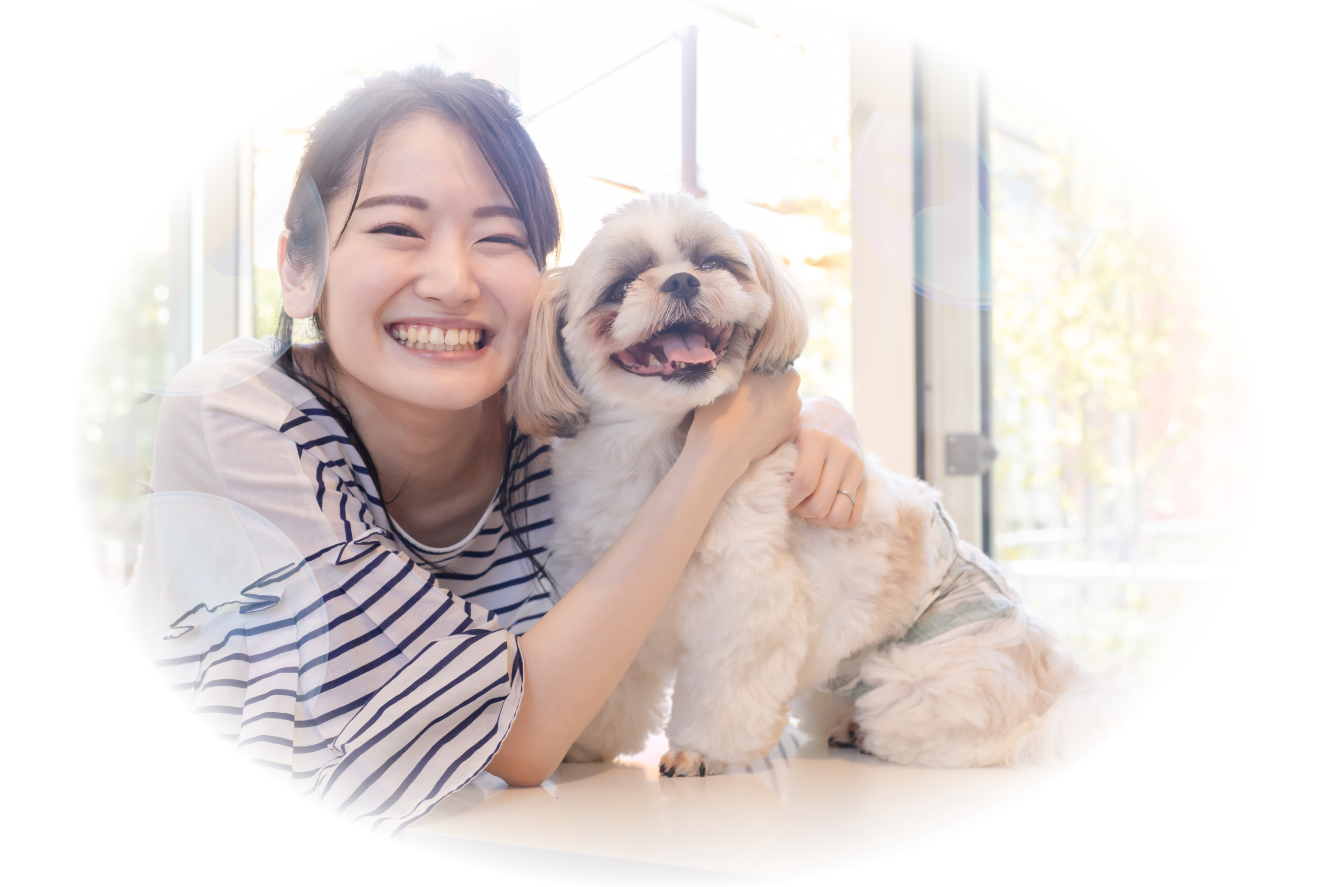 愛犬を抱く飼い主