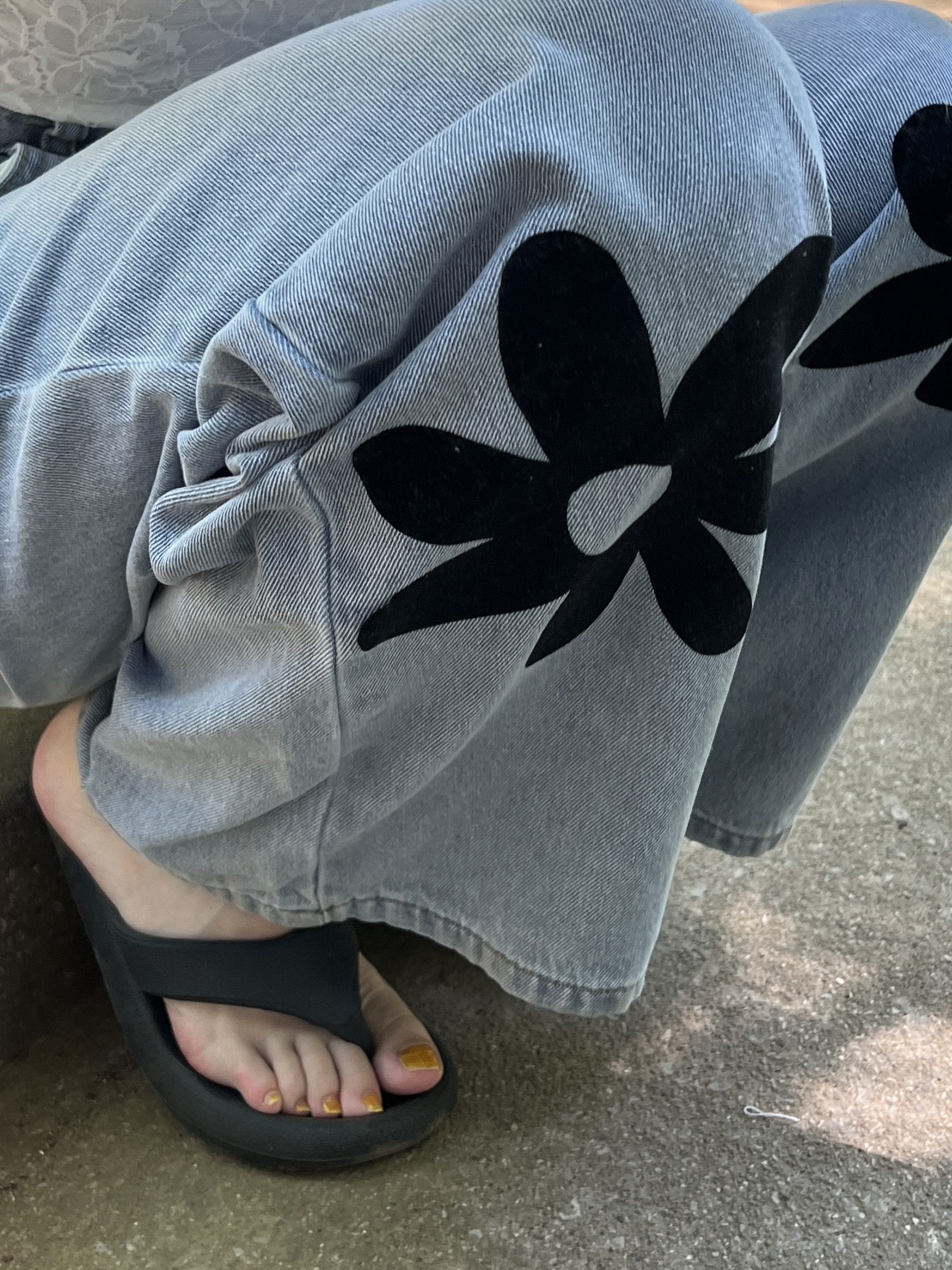 flower motif wide denim pants Collar: SAX
