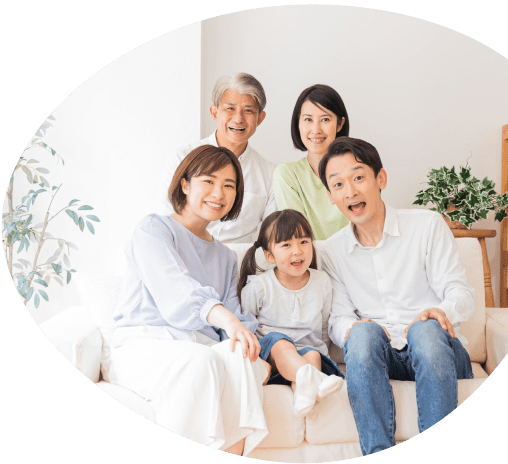 リビングで笑顔を見せる家族