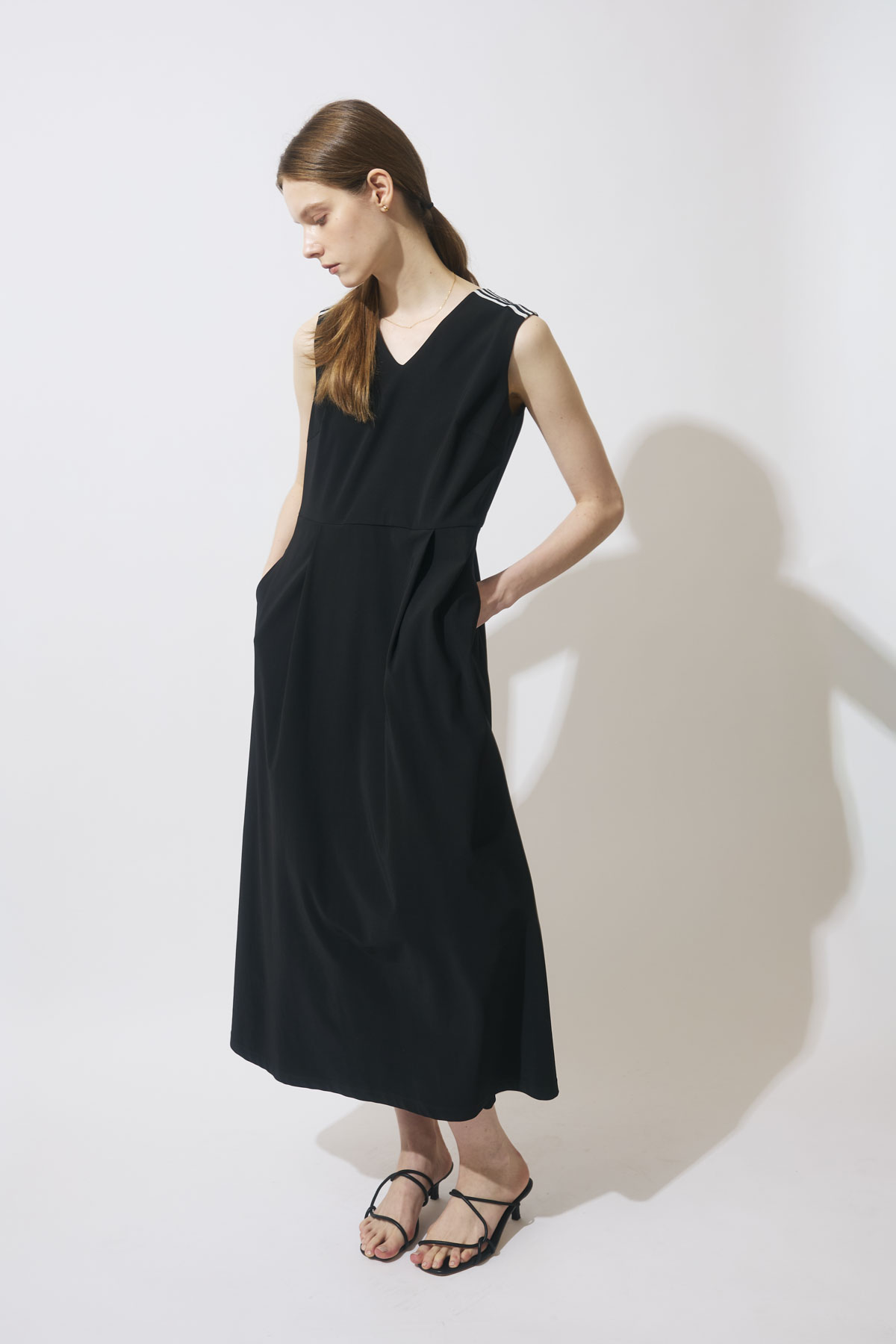 BORDER SLEEVELESS DRESS