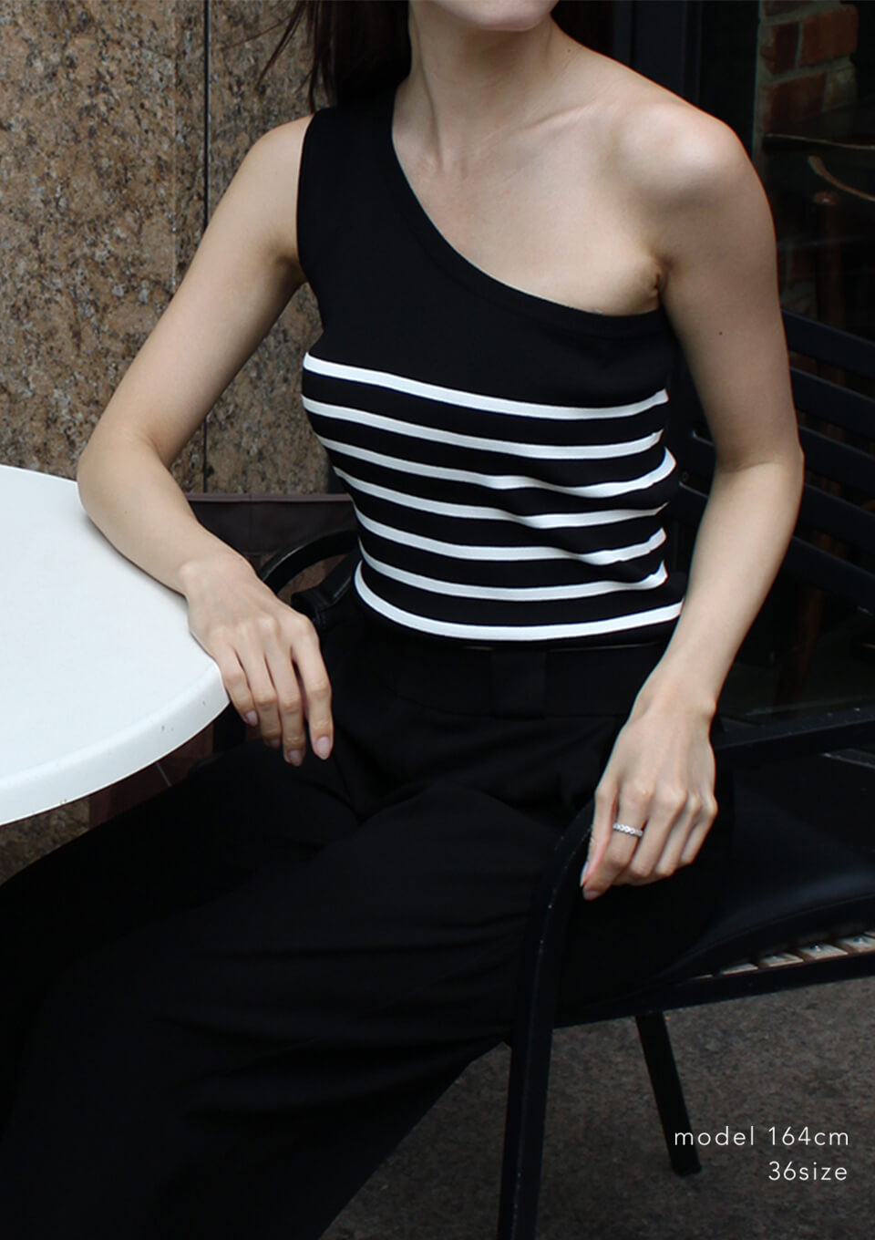 ONE SHOULDER KNIT