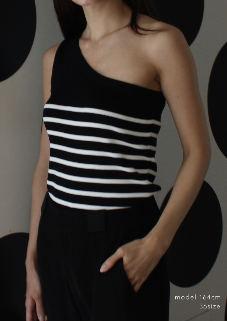 ONE SHOULDER KNIT