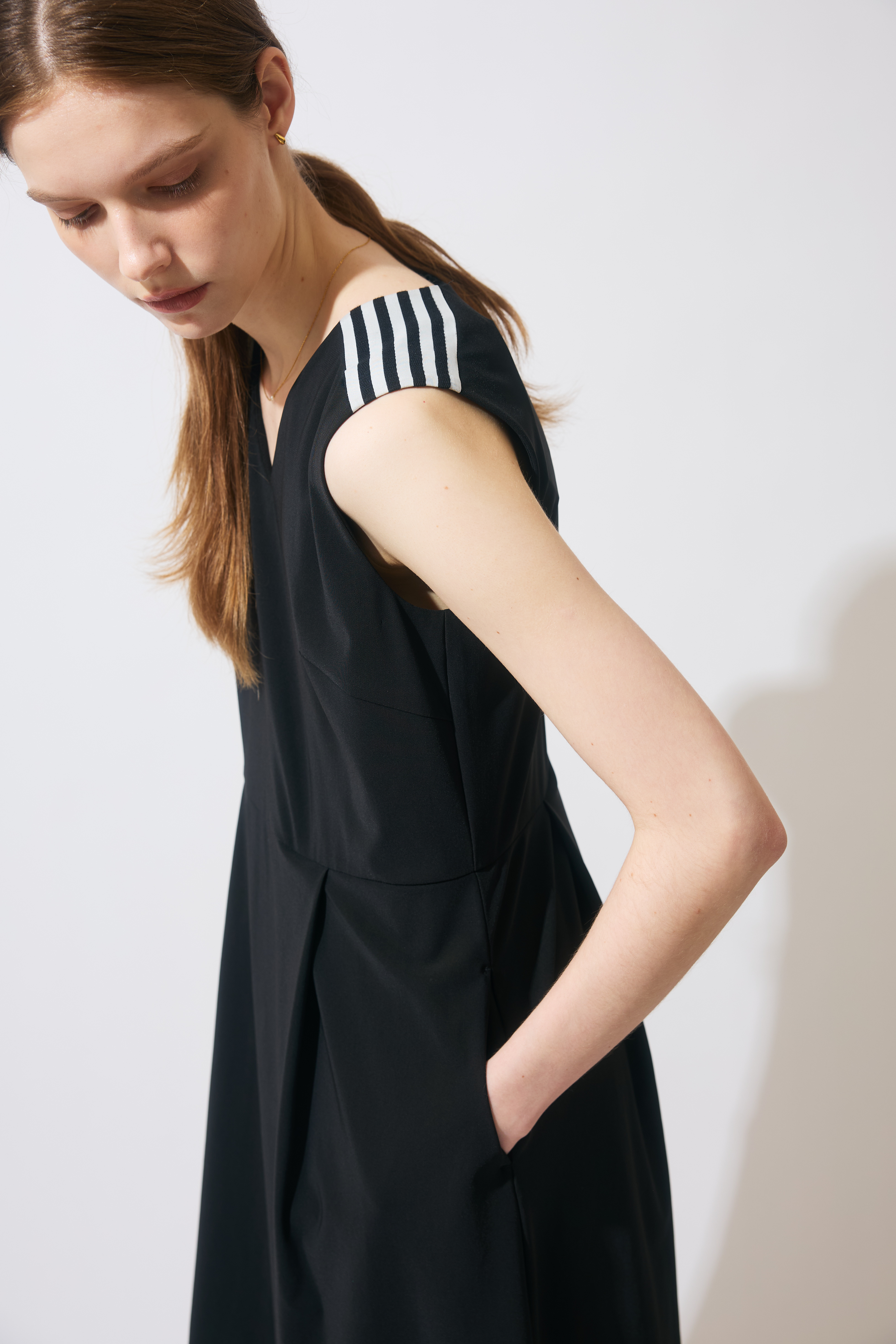 BORDER SLEEVELESS DRESS
