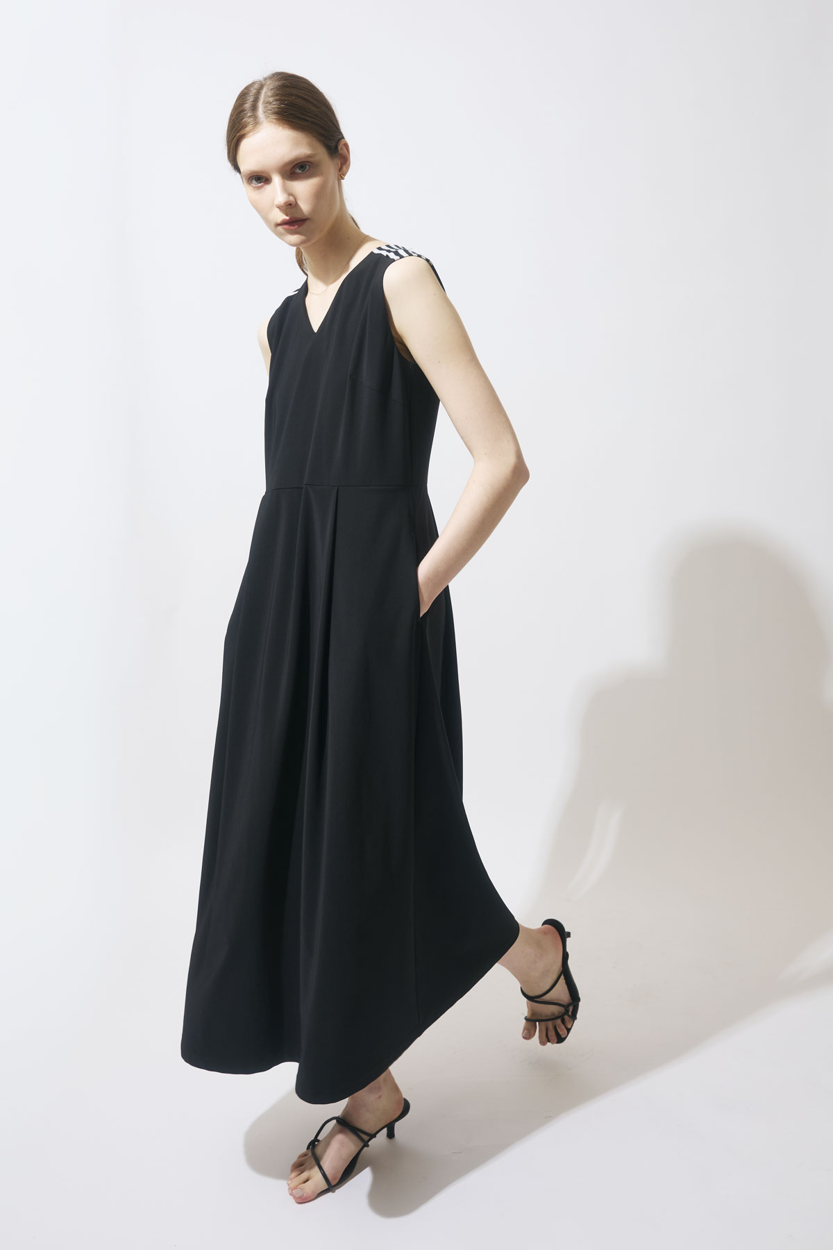 BORDER SLEEVELESS DRESS