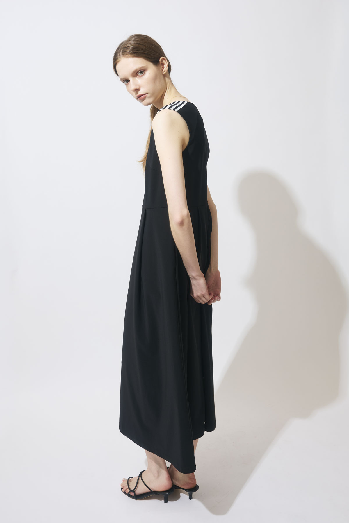 BORDER SLEEVELESS DRESS