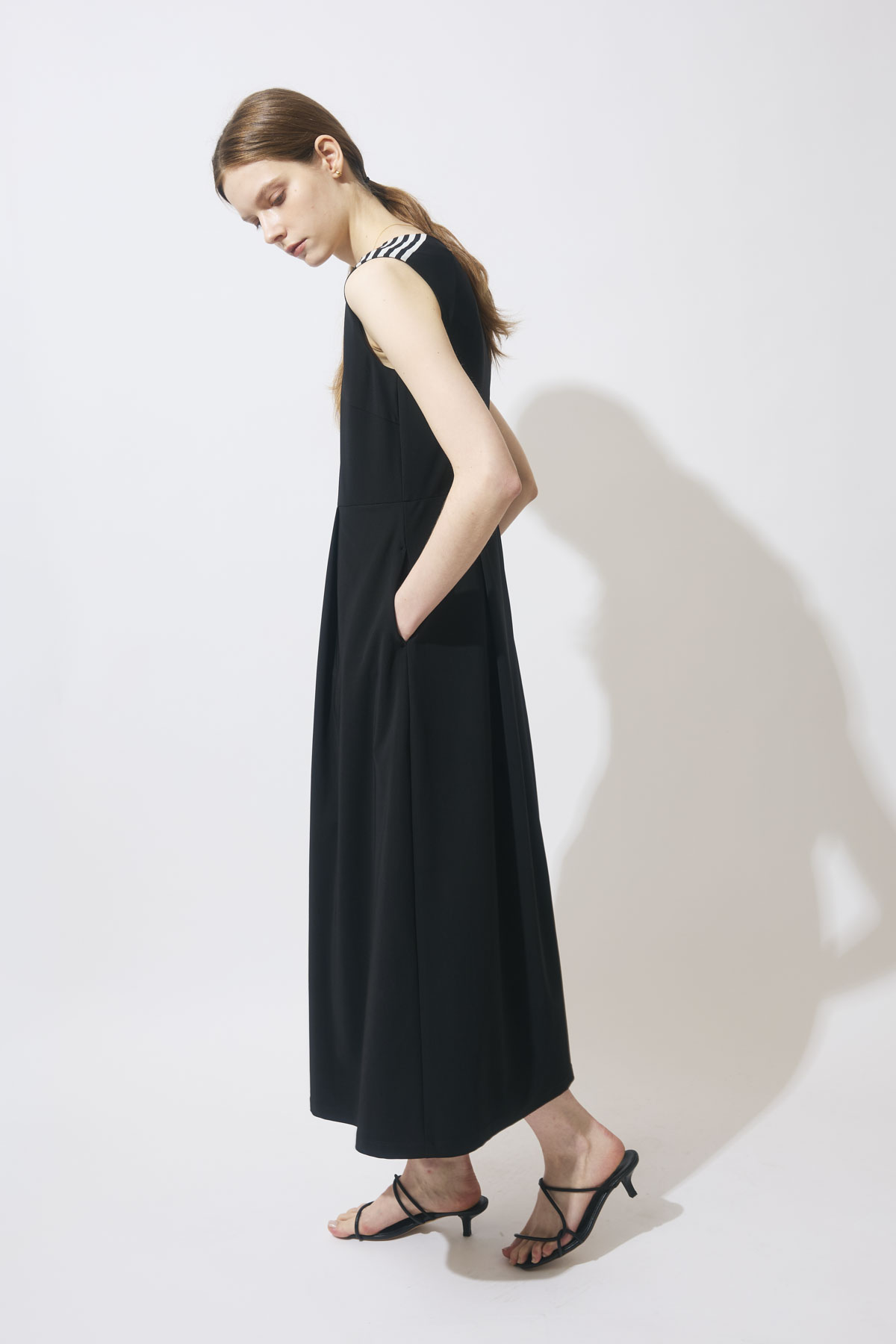 BORDER SLEEVELESS DRESS