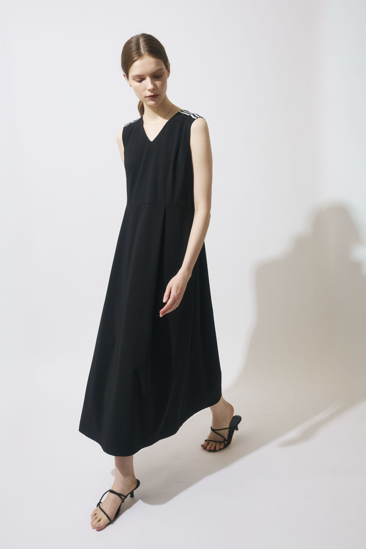 BORDER SLEEVELESS DRESS