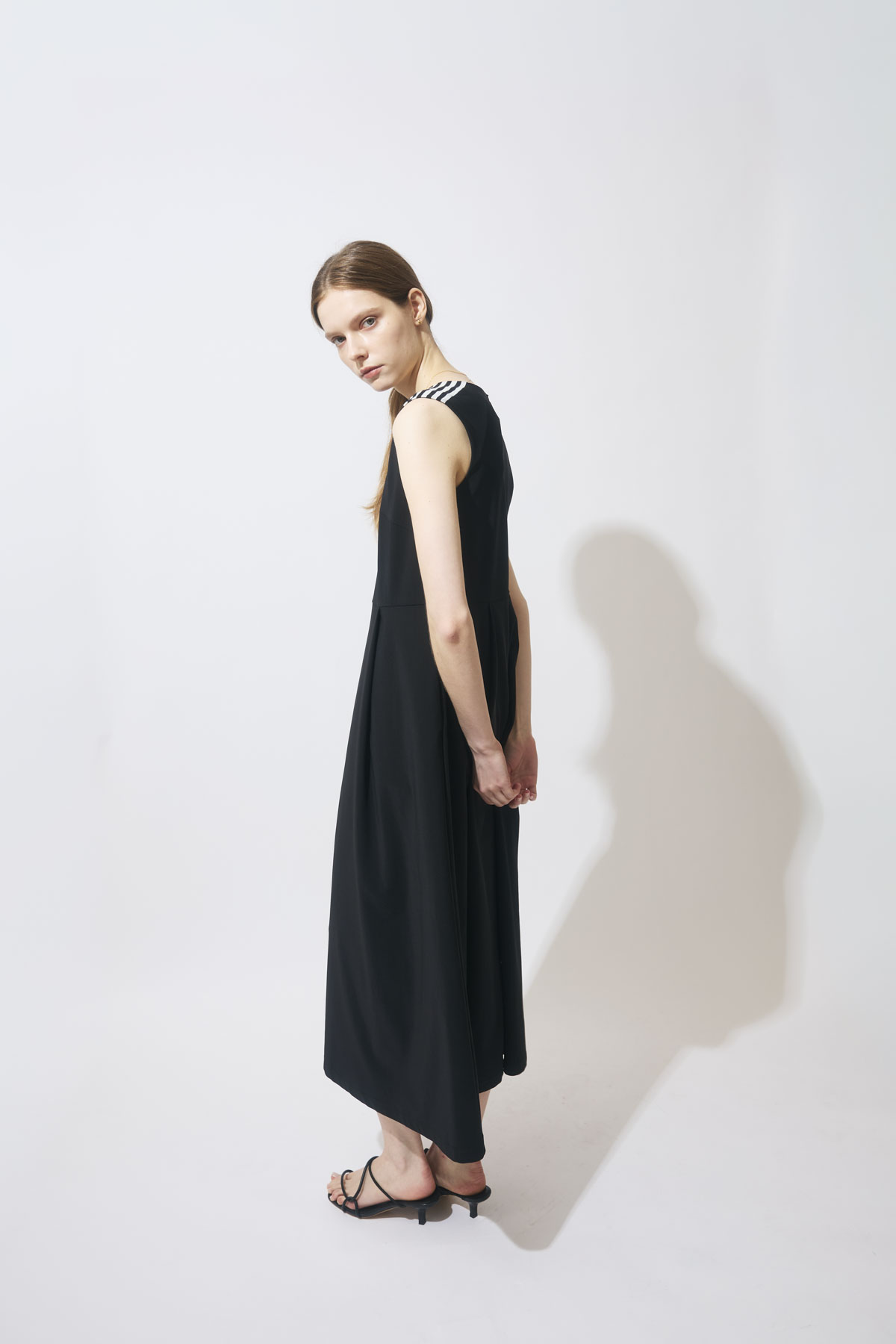 BORDER SLEEVELESS DRESS