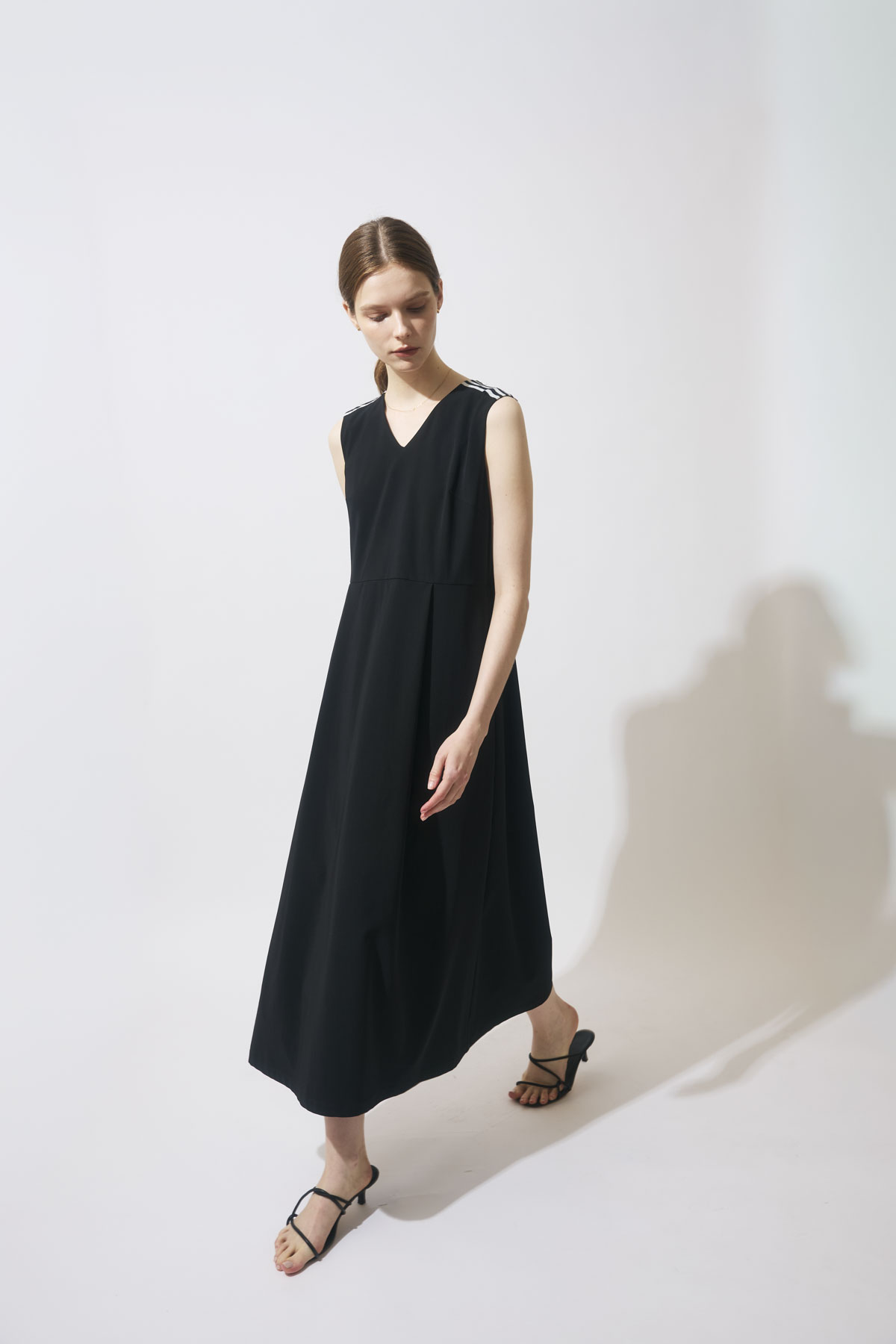 BORDER SLEEVELESS DRESS