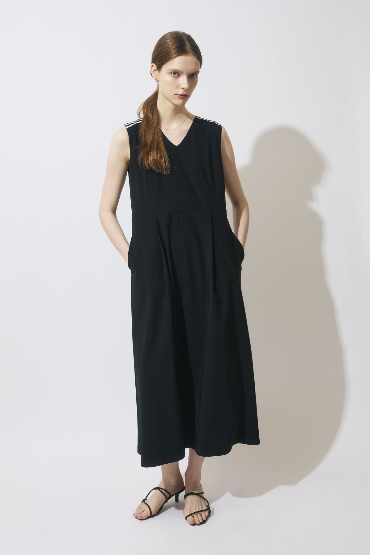BORDER SLEEVELESS DRESS