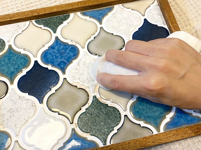 濡らして固く絞った布で汚れを拭き取ってください