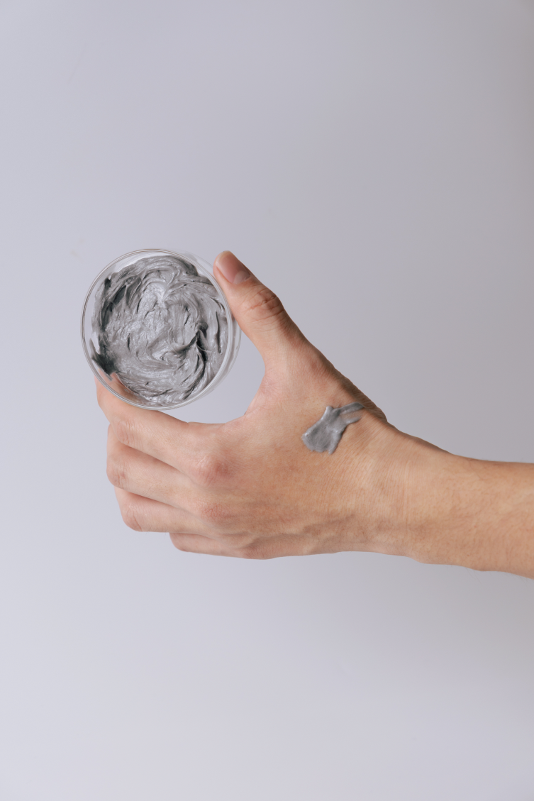 泥をそのまま塗布する様子