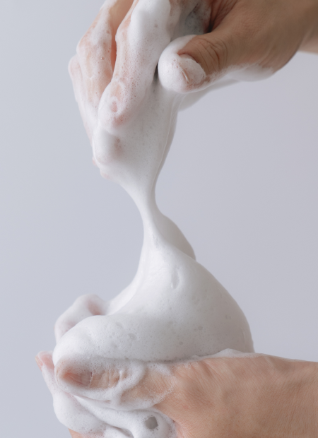 泡立てて洗顔する様子