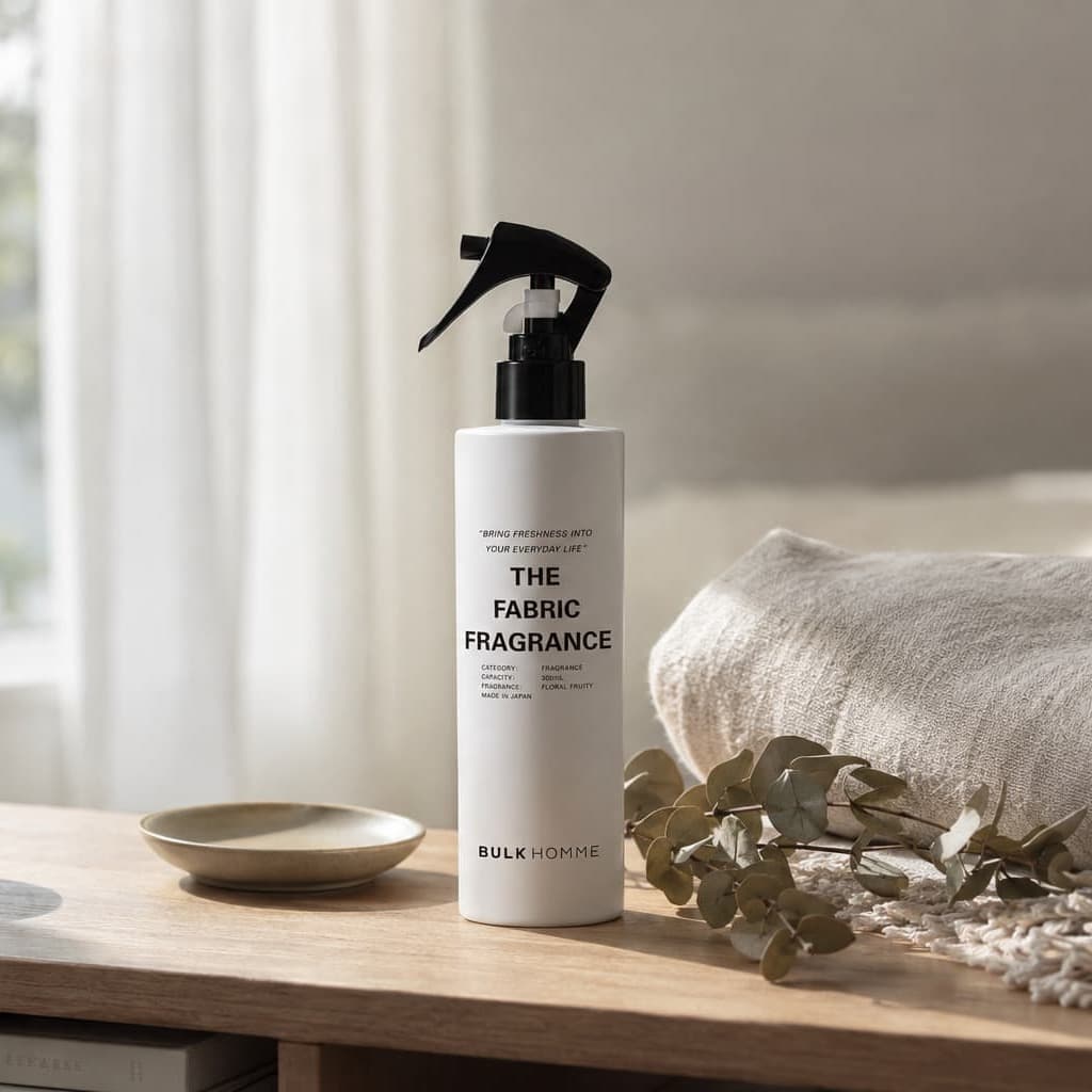 部屋に置かれた THE FABRIC FRAGRANCE のボトル