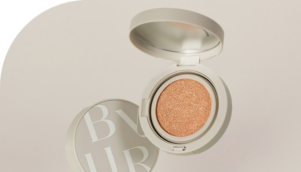 素肌のようなツヤと立体感*を引き出すシルキーヌード仕上げ