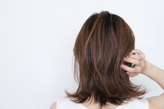 頬に手を添える女性