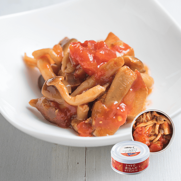 トマトで煮込んだカツオとキノコ