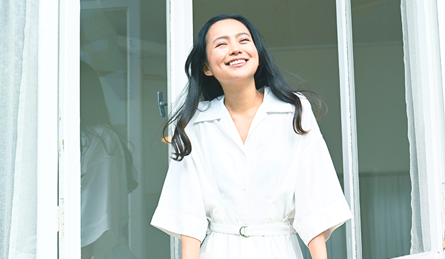 肌がきれいで笑顔の女性