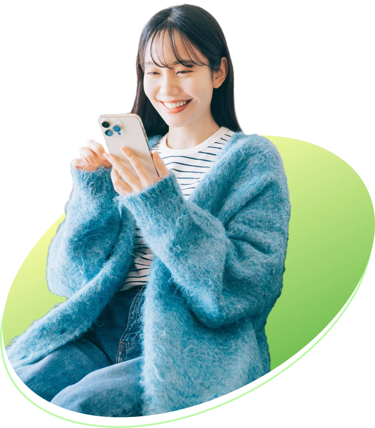 スマートフォンで検査結果を見る女性