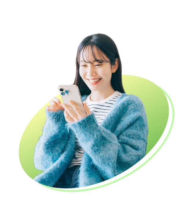 スマートフォンで検査結果を見る女性