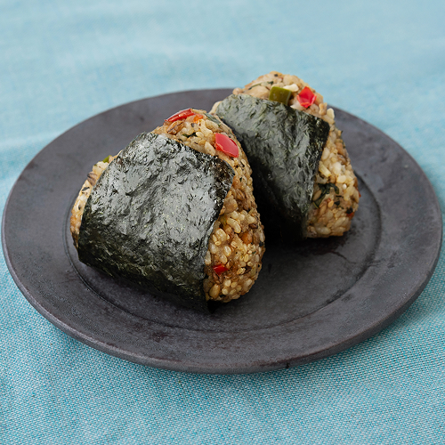 ごろごろ旨み鶏とフレッシュバジルのガパオ風おにぎり