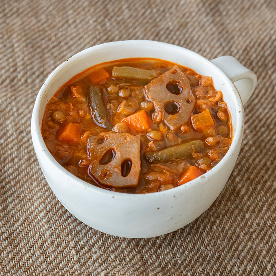 彩り野菜の旨み味わうレンズ豆とツナのミネストローネ