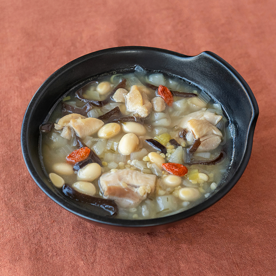 こく旨鶏だしを楽しむやわらか鶏と9種雑穀の参鶏湯