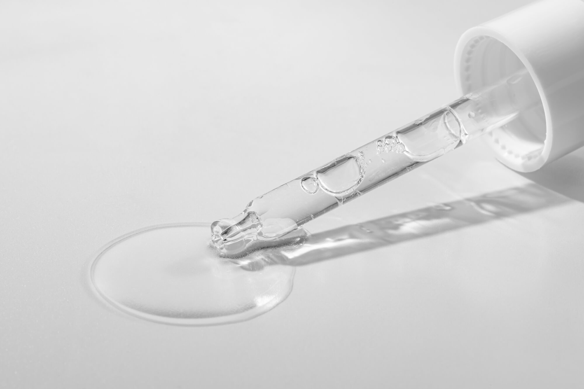 美容液と美容医療、どちらが自分のほうれい線ケアに合っているの？最適なほうれい線ケア美容液の見つけ方を徹底解説